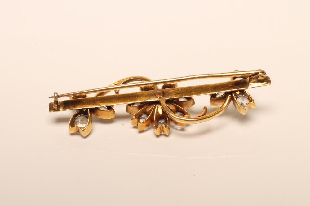 A DIAMOND BROOCH Image