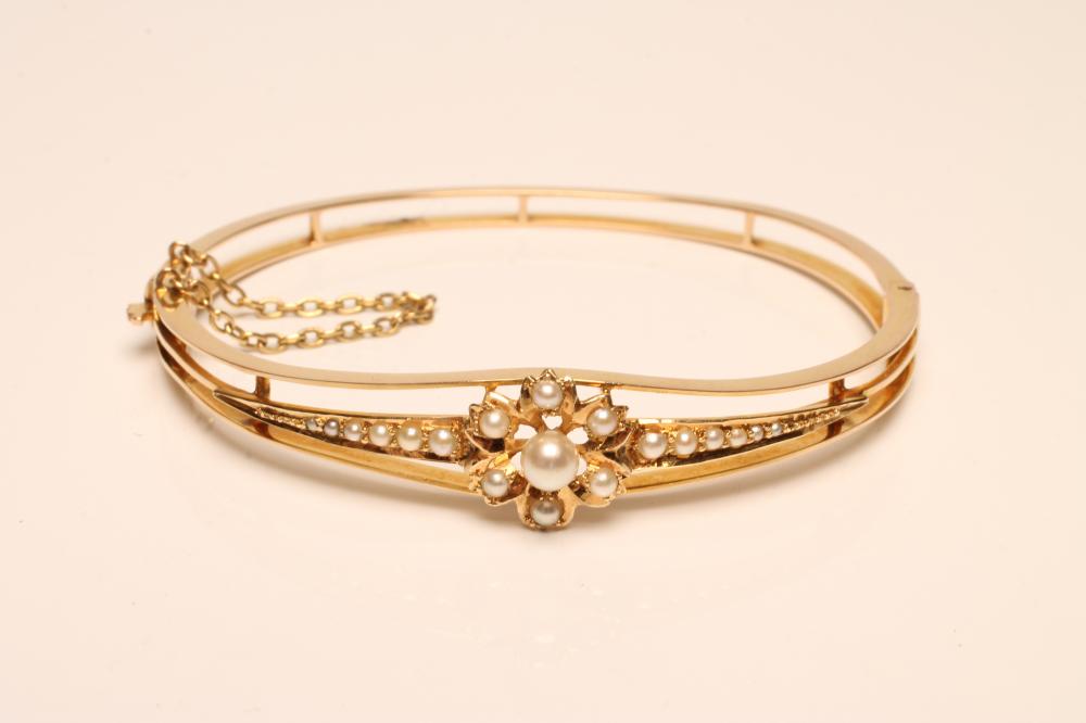 AN EDWARDIAN STIFF HINGED BANGLE Image