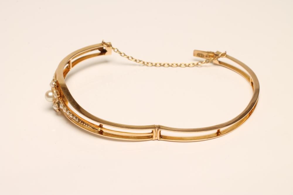 AN EDWARDIAN STIFF HINGED BANGLE Image
