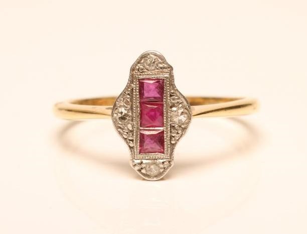 AN ART DECO RUBY AND DIAMOND PLAQUE RING Image