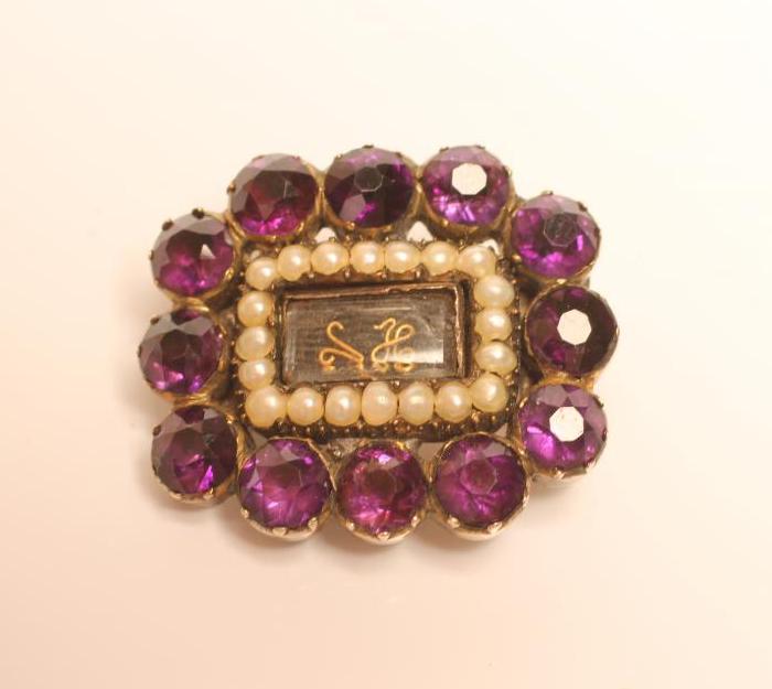 A GEORGIAN MOURNING BROOCH Image