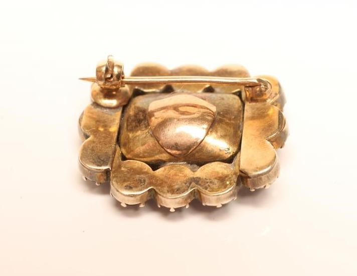 A GEORGIAN MOURNING BROOCH Image