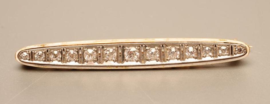 A DIAMOND BROOCH Image