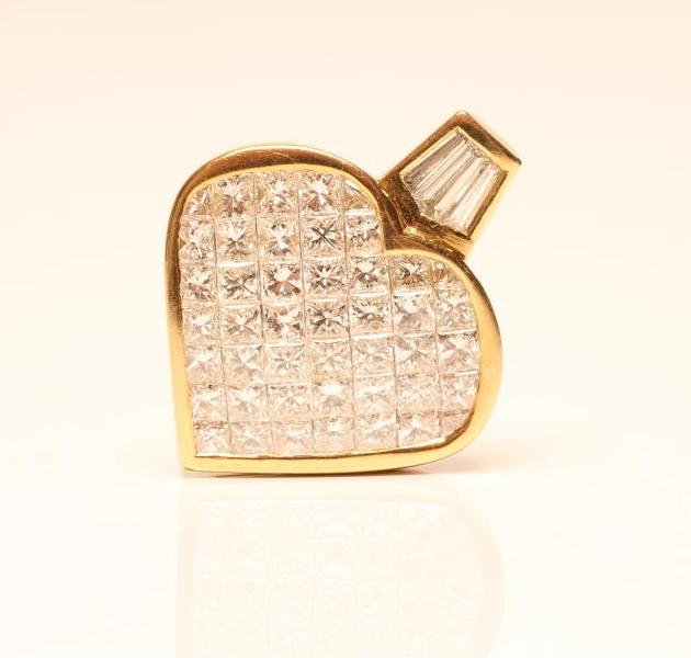 A DIAMOND HEART PENDANT Image