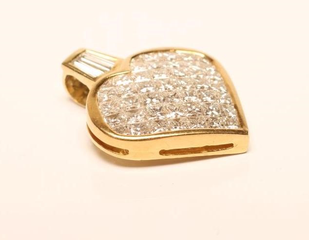 A DIAMOND HEART PENDANT Image