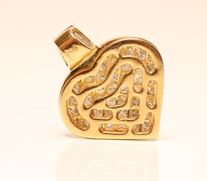 A DIAMOND HEART PENDANT Image