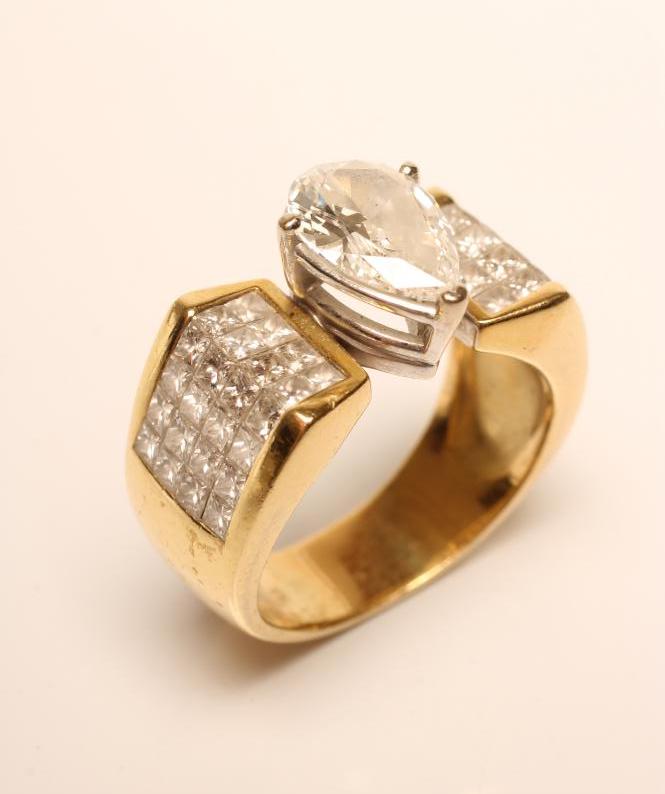 A DIAMOND RING Image