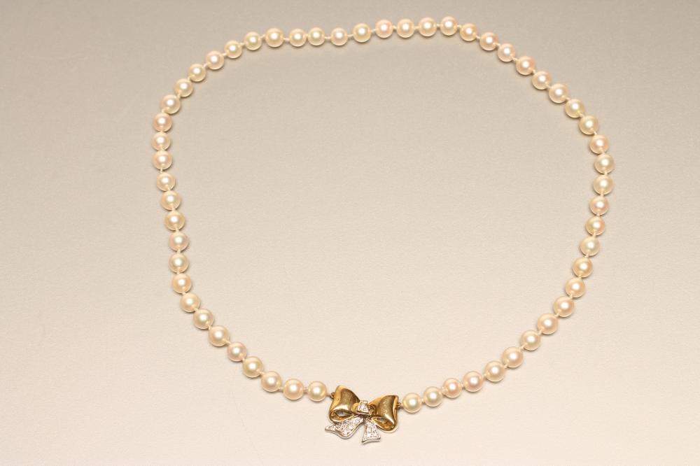 A SINGLE STRING OF CULTURED PEARLS Image