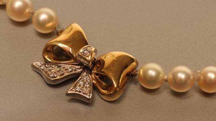 A SINGLE STRING OF CULTURED PEARLS Image