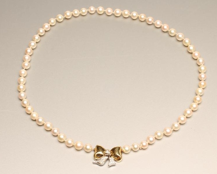 A single string of cultured pearls Hartleys Auctioneers & Valuers