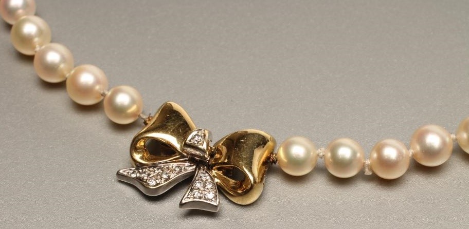 A SINGLE STRING OF CULTURED PEARLS Image