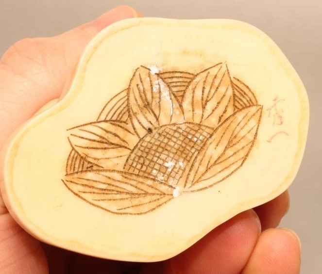 A JAPANESE ONE PIECE IVORY FIGURE GROUP Image