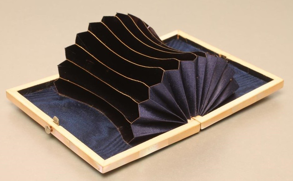 A VICTORIAN VISITING CARD CASE of plain oblong form with mother of pear lozenge inlay Image