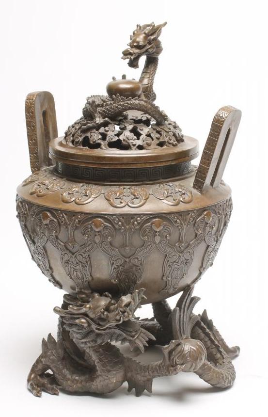 A CHINESE BRONZE TWO HANDLED CENSOR AND COVER Image