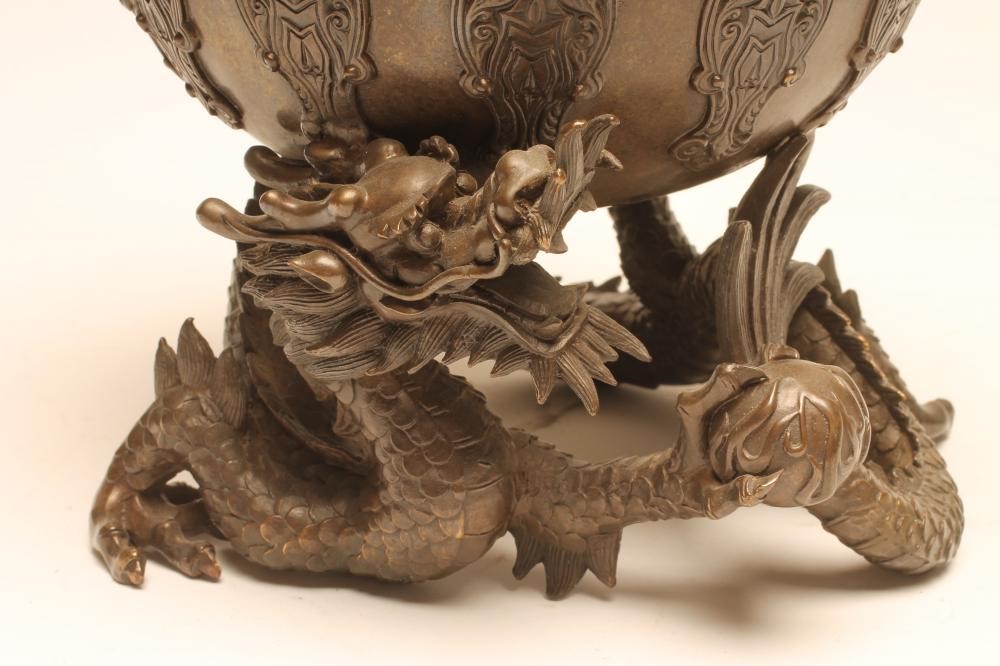 A CHINESE BRONZE TWO HANDLED CENSOR AND COVER Image