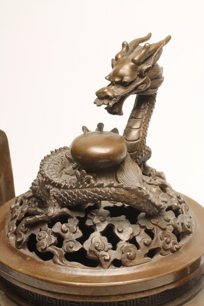 A CHINESE BRONZE TWO HANDLED CENSOR AND COVER Image