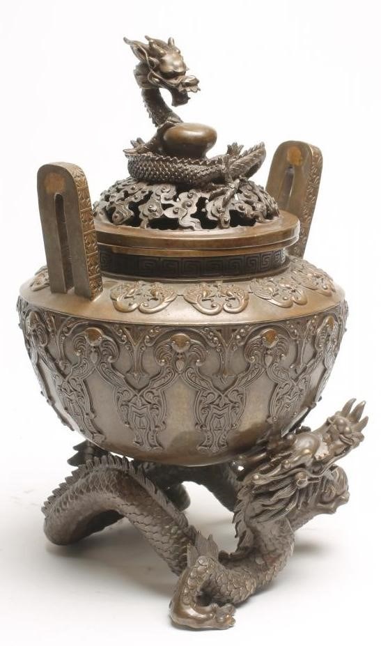 A CHINESE BRONZE TWO HANDLED CENSOR AND COVER Image