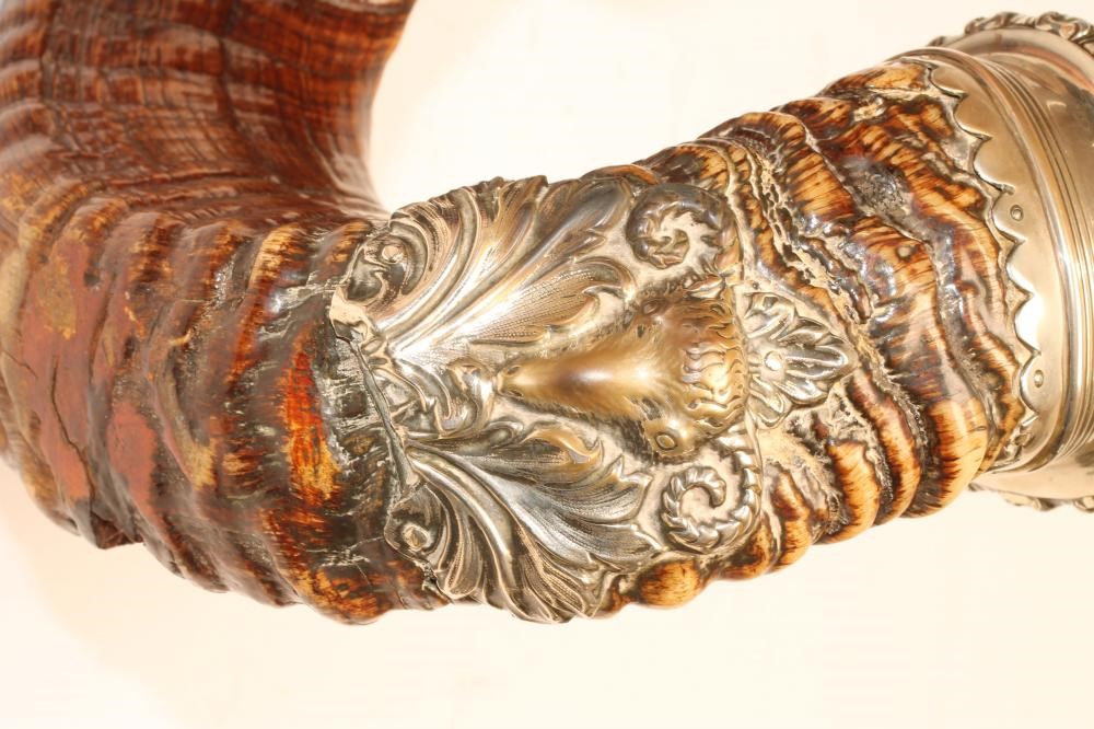 A VICTORIAN SCOTTISH HORN TABLE SNUFF MULL Image