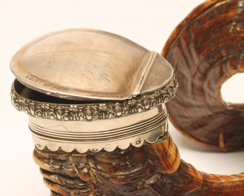 A VICTORIAN SCOTTISH HORN TABLE SNUFF MULL Image