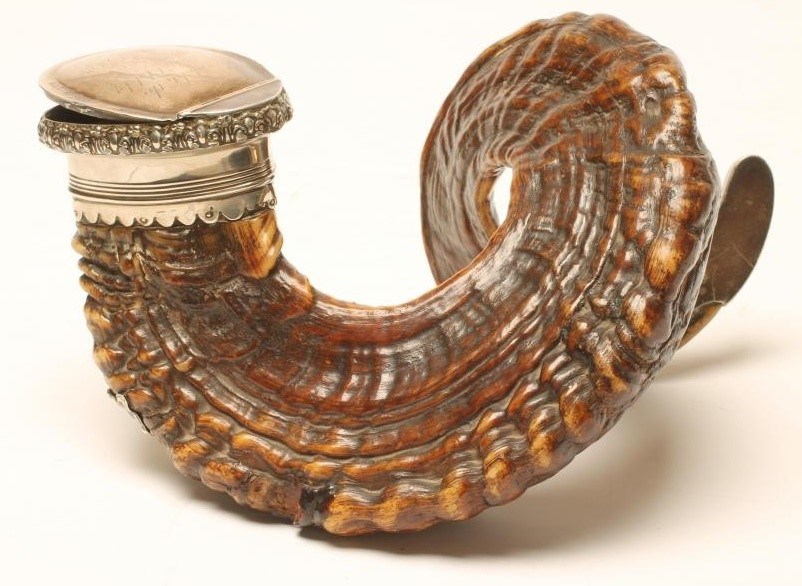 A VICTORIAN SCOTTISH HORN TABLE SNUFF MULL Image