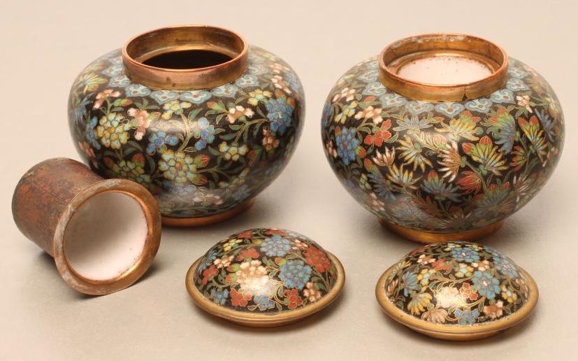 A PAIR OF CHINESE CLOISONNE ENAMEL INK WELLS Image