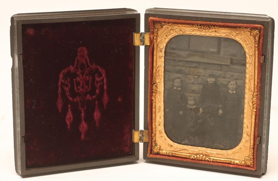 A VICTORIAN QUARTER PLATE BLACK THERMOPLASTIC UNION CASE Image