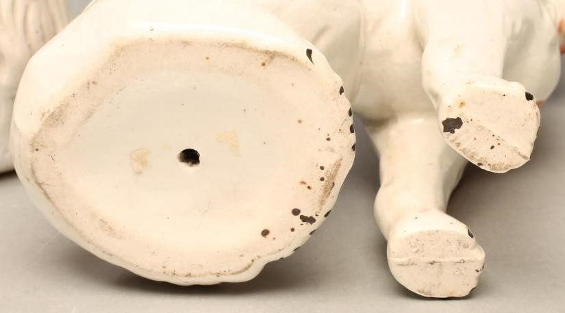 A PAIR OF VICTORIAN STAFFORDSHIRE POTTERY SMALL SPANIELS Image