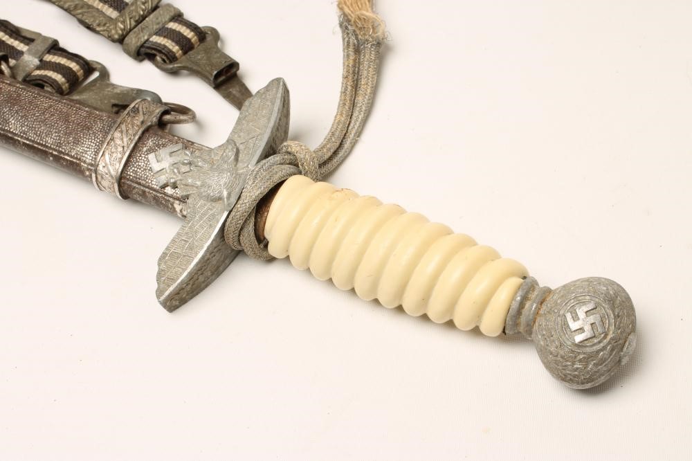 A GERMAN LUFTWAFFE OFFICER'S DAGGER Image