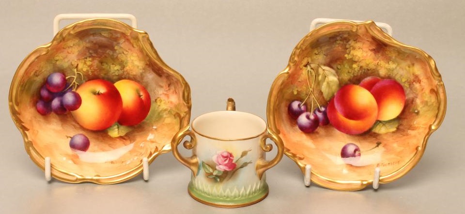 A PAIR OF ROYAL WORCESTER CHINA SMALL DISHES Image