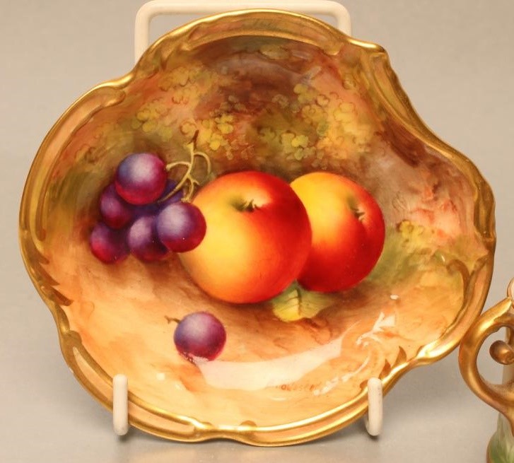 A PAIR OF ROYAL WORCESTER CHINA SMALL DISHES Image