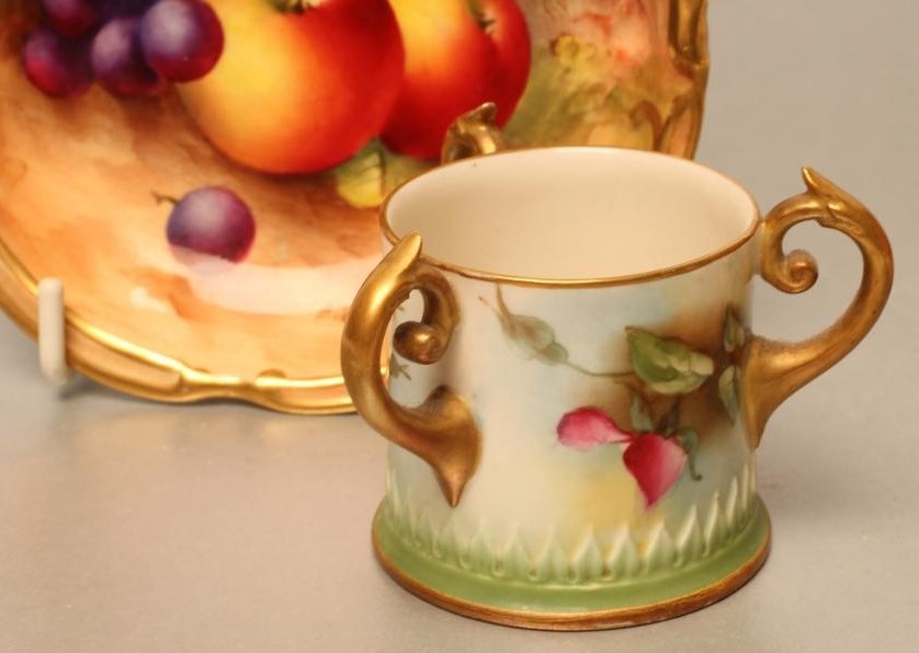 A PAIR OF ROYAL WORCESTER CHINA SMALL DISHES Image