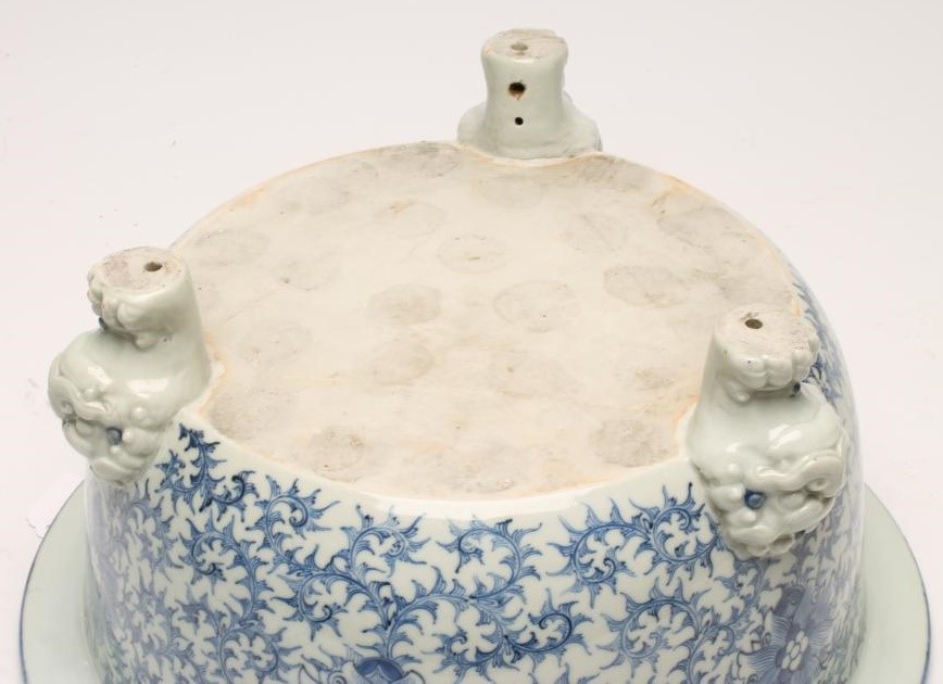 A LARGE CHINESE PORCELAIN BULB PLANTER of plain circular form raised upon three paw feet with mask Image