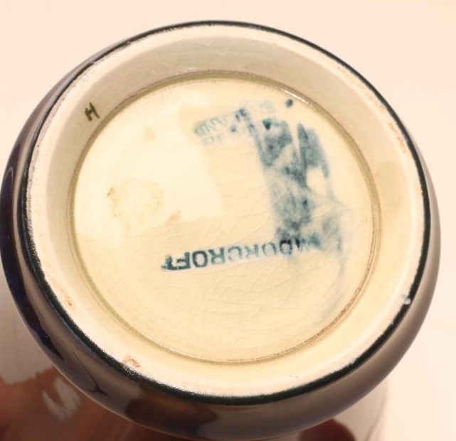 A MOORCROFT POTTERY VASE Image