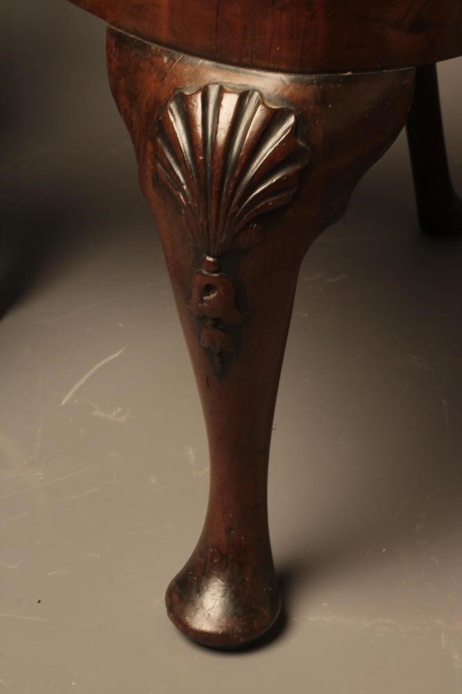 A PAIR OF GEORGIAN MAHOGANY SIDE CHAIRS Image