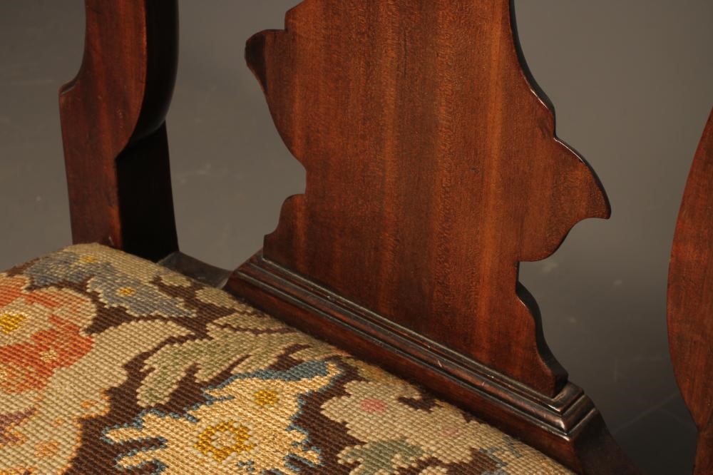 A PAIR OF GEORGIAN MAHOGANY SIDE CHAIRS Image