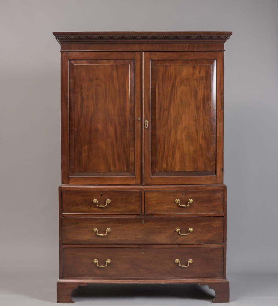 A GEORGIAN MAHOGANY LINEN PRESS Image