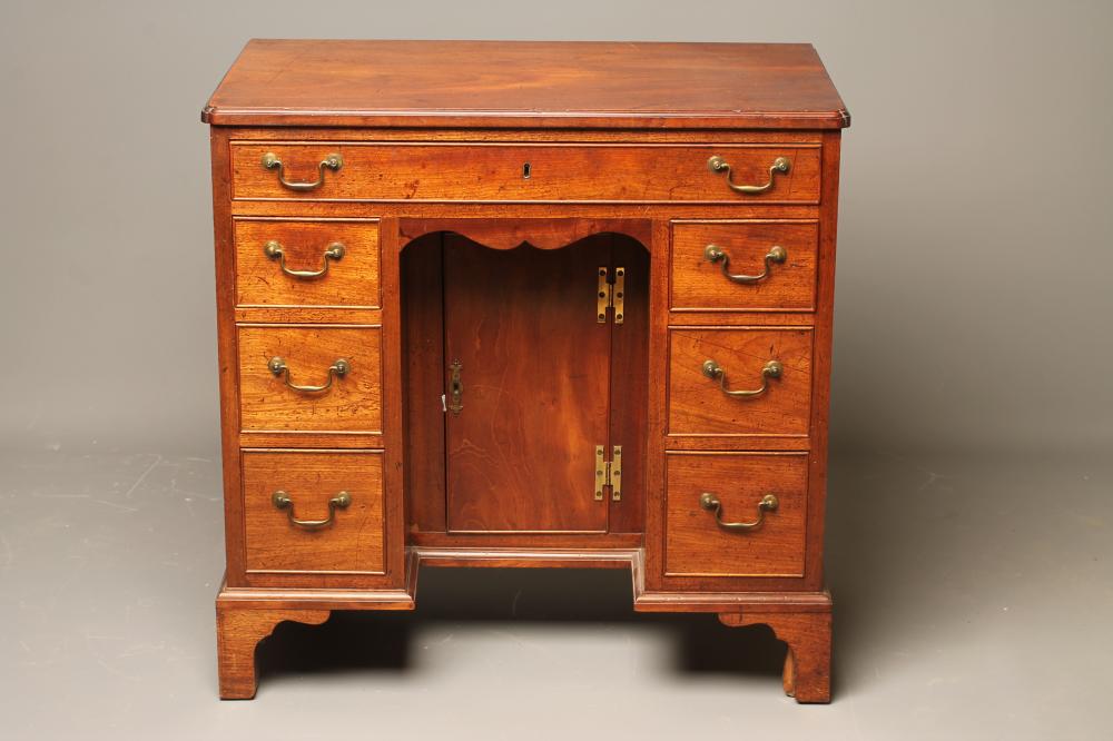 A GEORGIAN MAHOGANY KNEEHOLE DESK Image