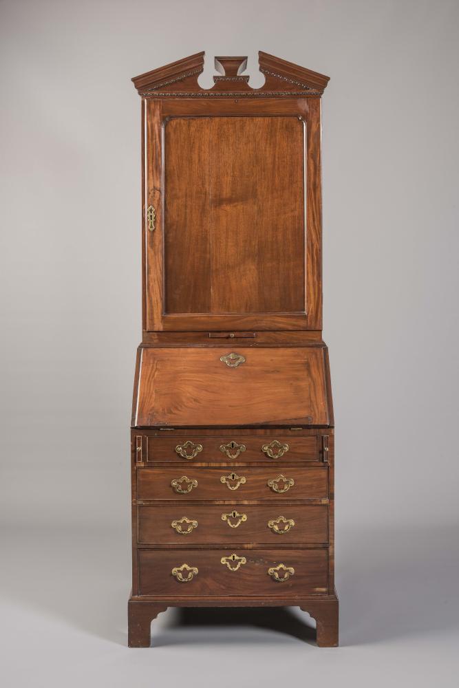 A SMALL GEORGIAN BUREAU CABINET Image