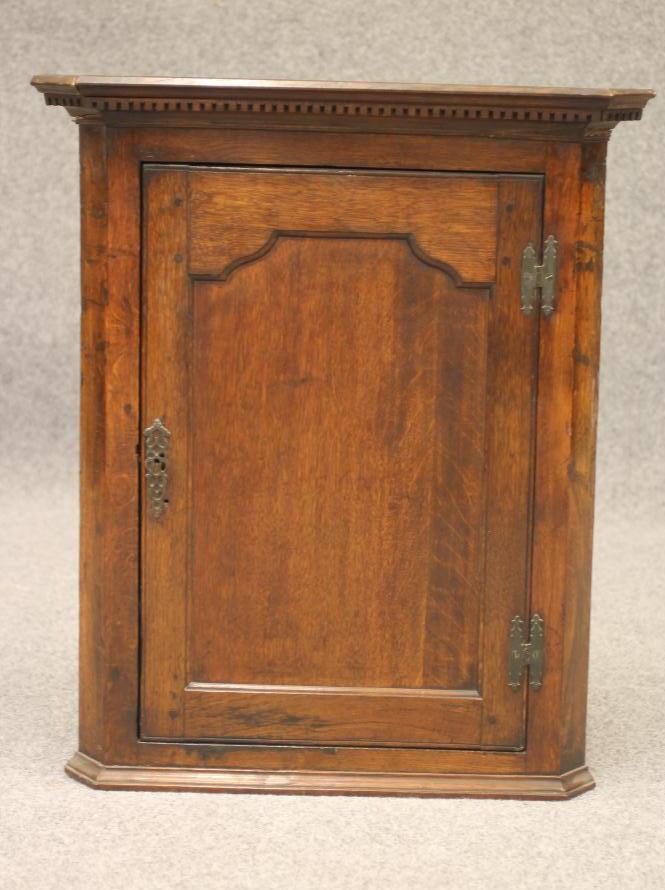 A GEORGIAN OAK CORNER CUPBOARD Image
