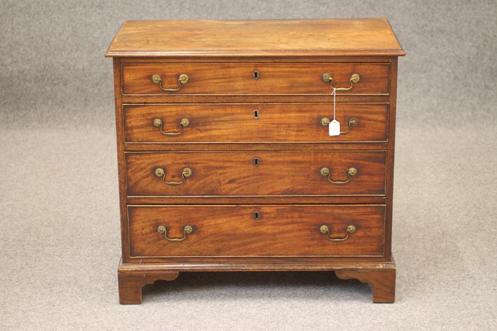 A GEORGIAN SMALL MAHOGANY CHEST Image