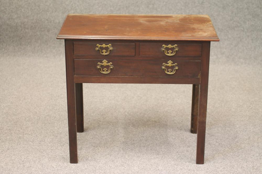 A GEORGIAN MAHOGANY LOW BOY Image