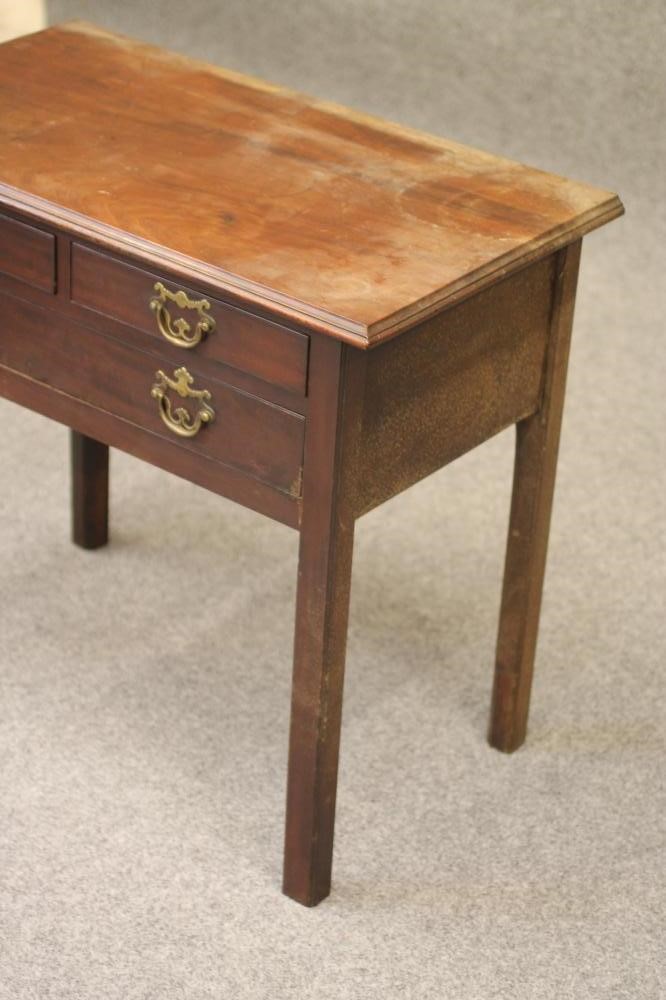 A GEORGIAN MAHOGANY LOW BOY Image