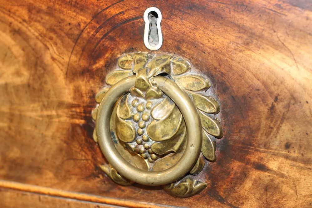 A REGENCY MAHOGANY BOW FRONT CHEST Image