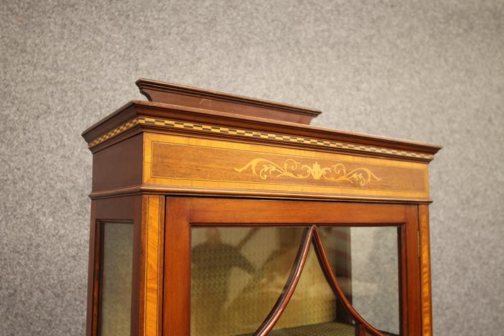 AN EDWARDIAN MAHOGANY AND MARQUETRY INLAID PIER DISPLAY CABINET Image