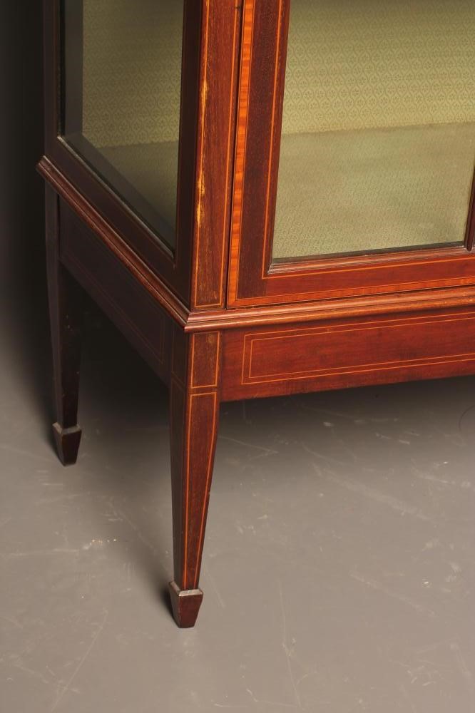 AN EDWARDIAN MAHOGANY PIER DISPLAY CABINET of canted oblong form with satinwood banding and Image