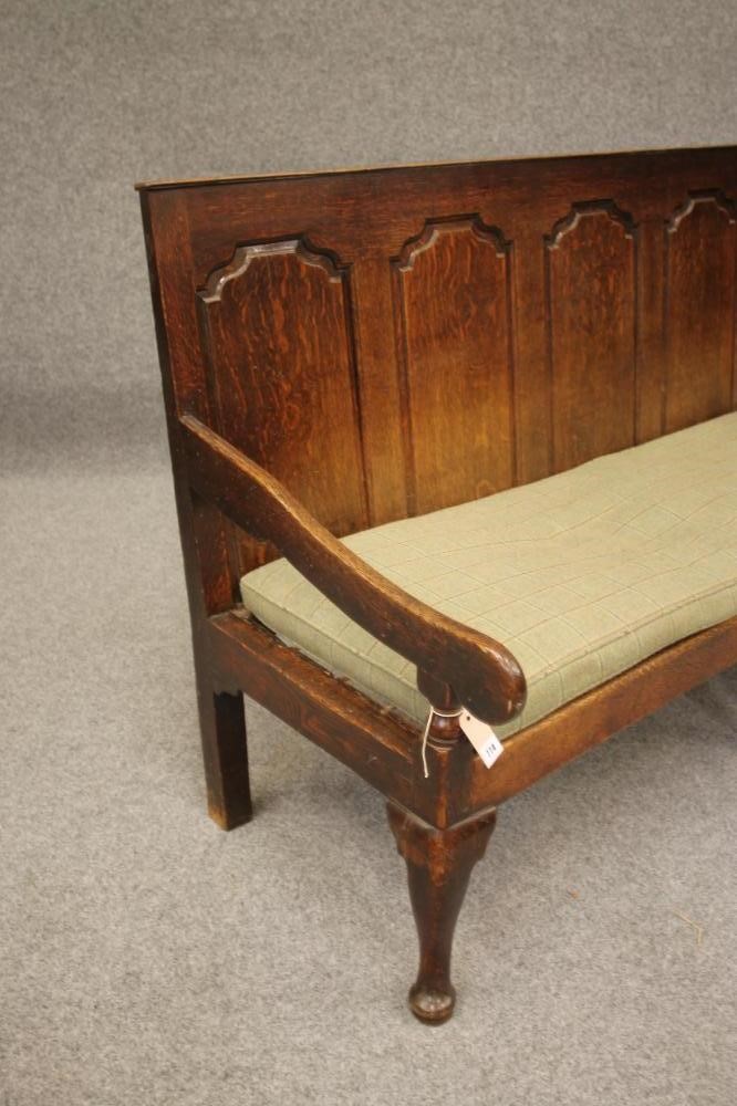 A GEORGIAN OAK SETTLE Image