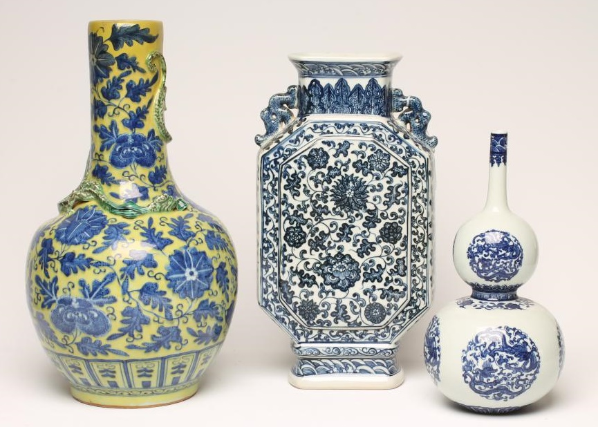 A CHINESE PORCELAIN VASE of baluster form Image