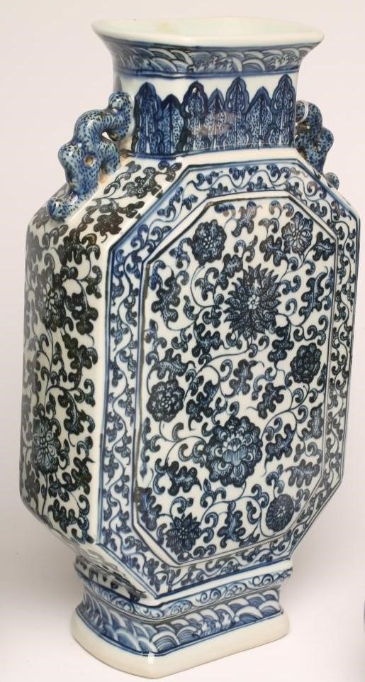 A CHINESE PORCELAIN VASE of baluster form Image