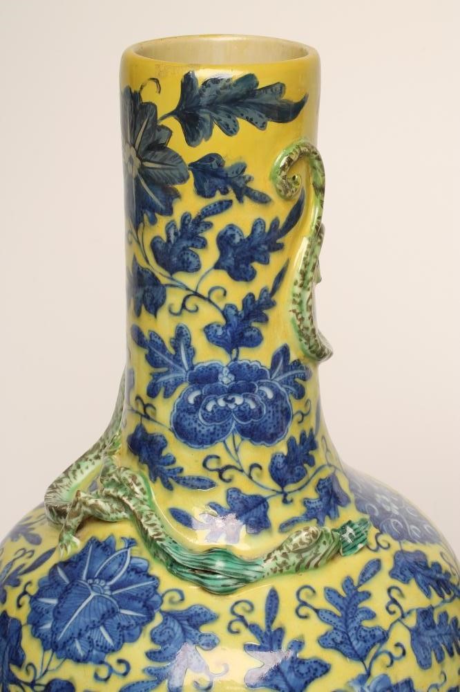 A CHINESE PORCELAIN VASE of baluster form Image