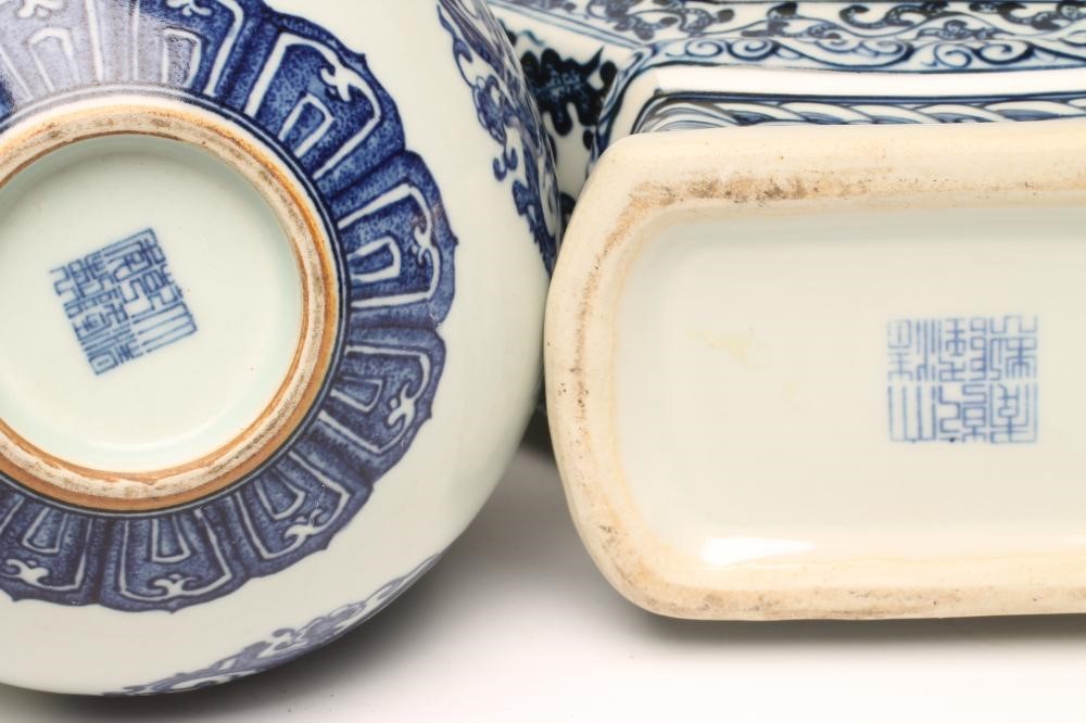 A CHINESE PORCELAIN VASE of baluster form Image